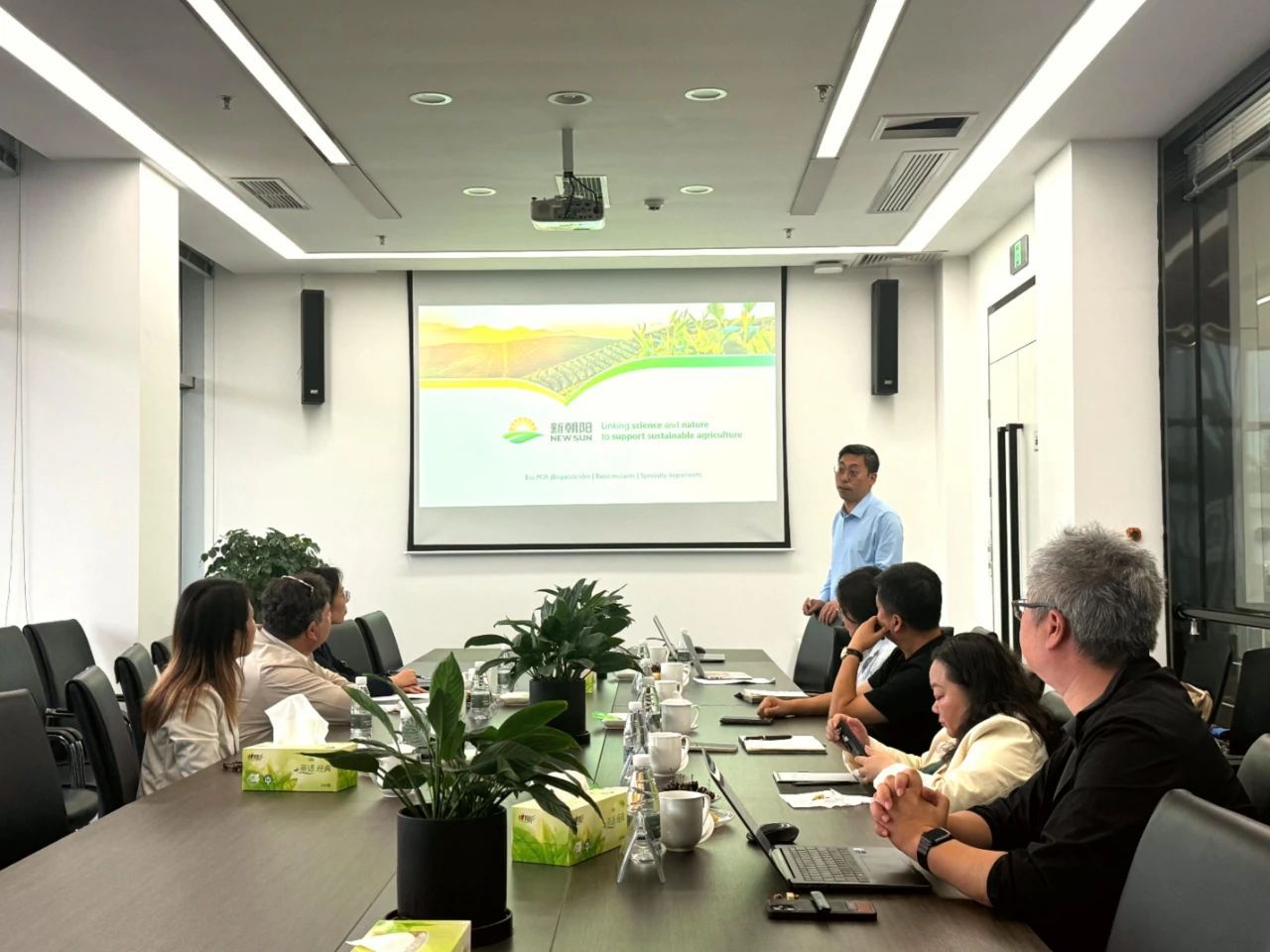 以色列駐成都總領(lǐng)事代表團(tuán)一行蒞臨新朝陽(yáng)參觀交流，共探中以農(nóng)業(yè)科技協(xié)同發(fā)展之路